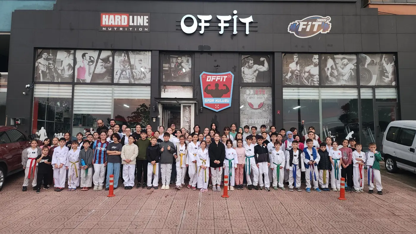 Sporcularımız salon önünde